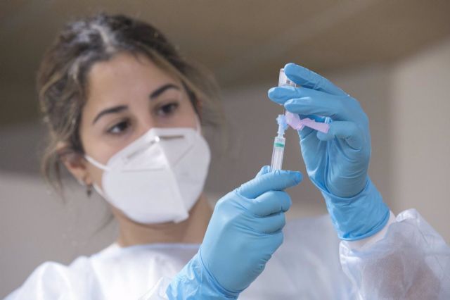 Una enfermera prepara la segunda dosis de la vacuna Pfizer-BionTech contra el coronavirus