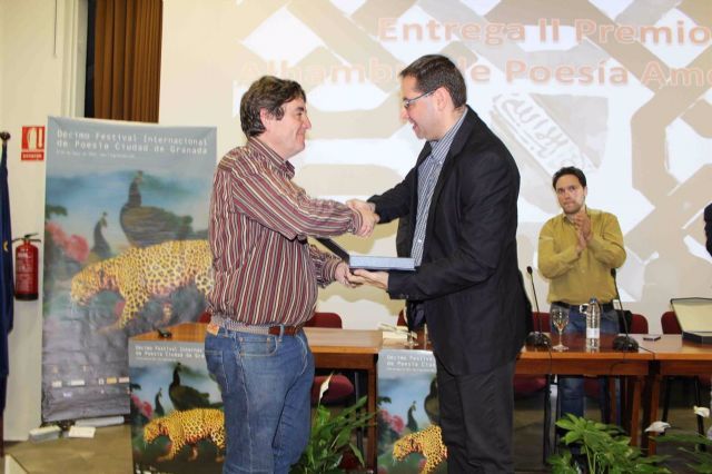 Luis Garca Montero entrega Premio Alhambra a Carlos Aldazbal