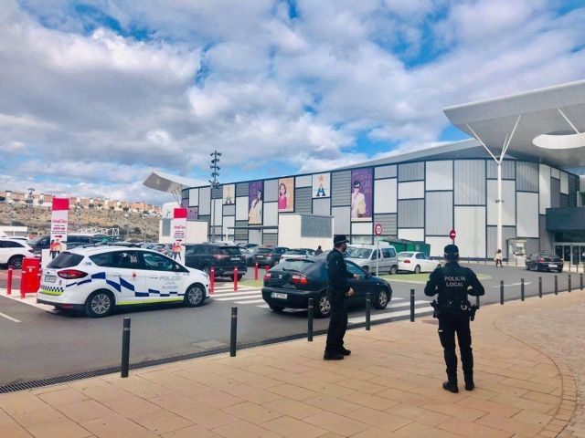 Una patrulla de la Polica Local en un centro comercial