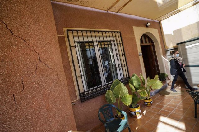 Grietas en una vivienda tras el terremoto de 4.4 grados con epicentro en Santa Fe del pasado sbado - lex Cmara - Europa Press
