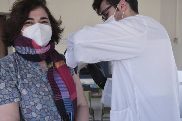 Un trabajador sanitario inyecta una de las primeras vacunas de Pfizer-BionTech contra la Covid-19 a una trabajadora de la Vivienda Tutelada para personas discapacitadas de Campo de Criptana, en el Centro Ocupacional Rogelio Snchez Ruiz, Campo de Criptana - Rey Sotolongo - Europa Press