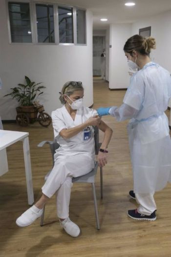 Una tcnico auxiliar de cuidados de la residencia, Socorro Mancebo recibie la segunda dosis de la vacuna Pfizer-BionTech contra el coronavirus en el Centro Polivalente de Recursos Residencia Mixta de Gijn