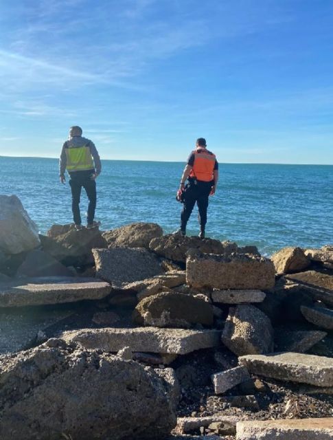 Polica Nacional y Proteccin Civil rastrean las playas de Mlaga en busca del vecino de Palma-Palmilla desaparecido