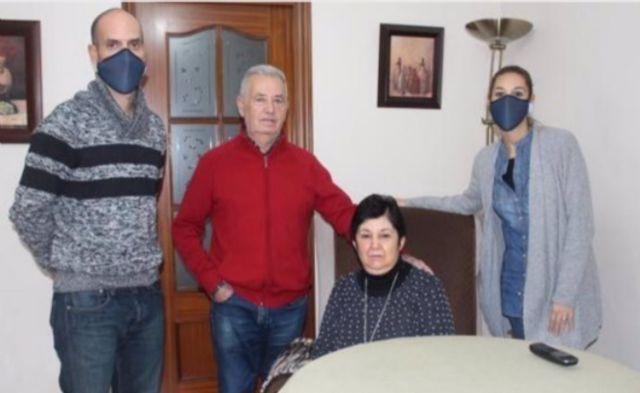 La familia de Teresa Muoz Albal, de Aguilar de la Frontera (Crdoba), que tiene 62 aos y sufre esclerosis mltiple