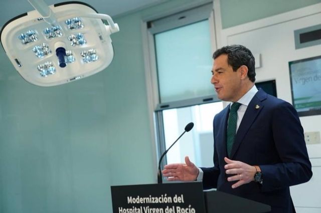 El presidente de la Junta, Juanma Moreno, visita las nuevas instalaciones del Hospital Infantil Virgen del Roco en Sevilla