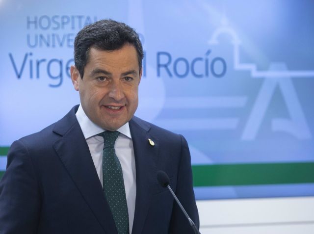El presidente de la Junta, Juanma Moreno, atiende a los medios de comunicacin durante su visita a las nuevas instalaciones del Hospital Infantil Virgen del Roco