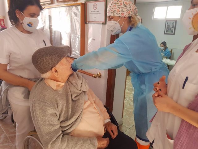 Vacunacin de la segunda dosis en una residencia de Punta Umbra