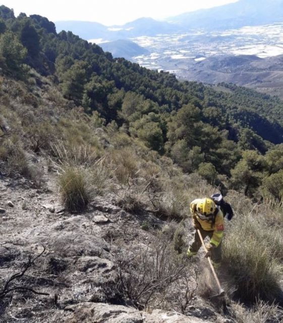 Un bombero forestal trabaja en la extincin de un incendio
