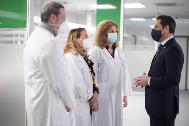 El presidente de la Junta de Andaluca, Juanma Moreno, con personal sanitario en el antiguo Hospital Militar de Sevilla durante la grabacin de su Mensaje de Fin de Ao 2020