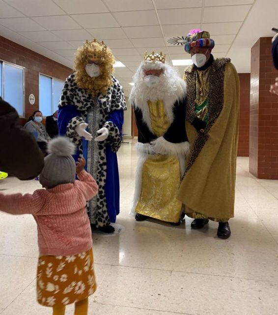 Los Reyes Magos reparten regalos a los nios ingresados en el Hospital Materno Infantil de Mlaga