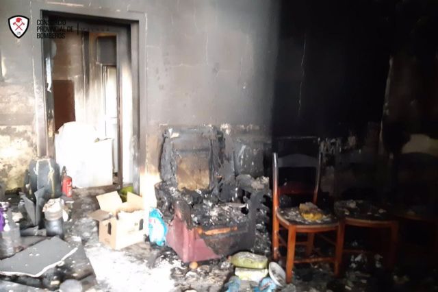 Vivienda incendiada en la calle La Corta, en Vlez-Mlaga 
