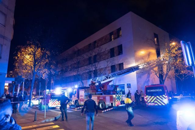 Ancianos atendidos en la calle antes de ser trasladados a un centro hospitalario en el Incendio de una residencia de ancianos la noche de Reyes en Sevilla a 06 de enero del 2021