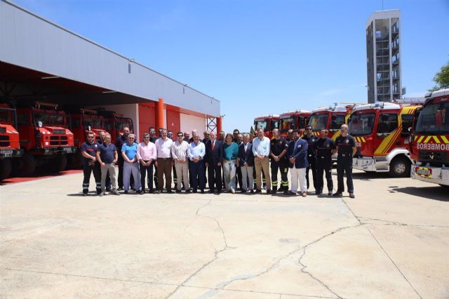 Acto de la Diputacin con responsables de bomberos de diferentes municipios