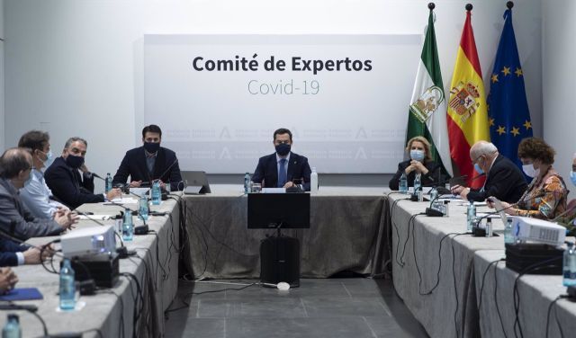 El presidente de la Junta, Juanma Moreno (c), durente la reunin del Consejo Asesor de Alertas de Salud Pblica de Alto Impacto (Comit de Expertos)
