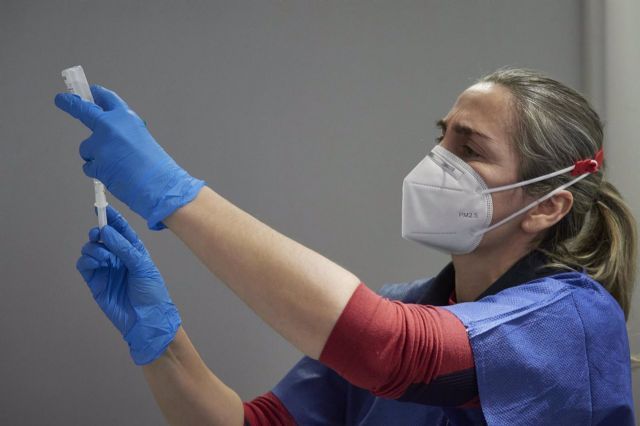 Una trabajadora sanitaria, con material necesario para administrar la vacuna contra la COVID-19