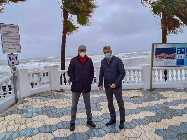 Alcalde de <strong>Benalmdena</strong>, Vctor Navas, y el concejal de Seguridad, Javier Marn, visitan el litoral de <a href=
