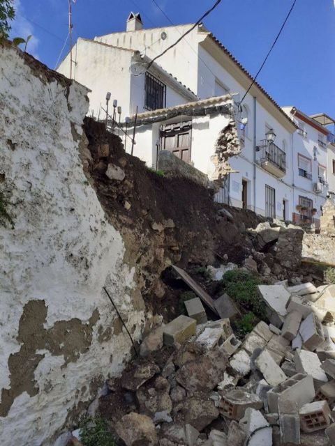 Derrumbe en Cabra que deja al descubierto estructuras pertenecientes al recinto amurallado de poca medieval del barrio de la Villa