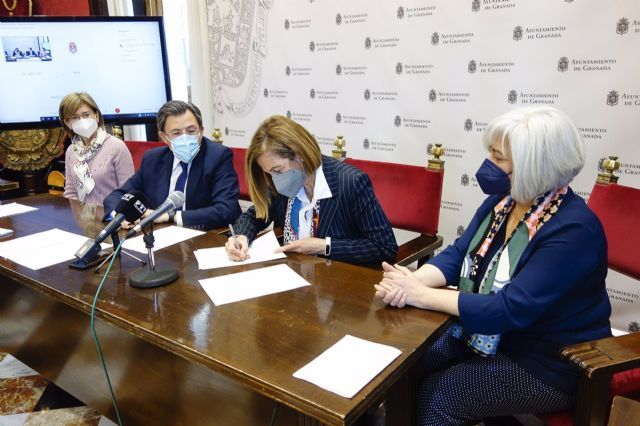 Firma del convenio en el Ayuntamiento de Granada para el programa educativo Conoce tu patrimonio municipal