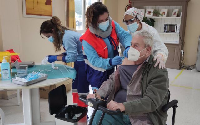 Uno de los residentes de Orpea en Aljaraque (Huelva) recibe la segunda dosis