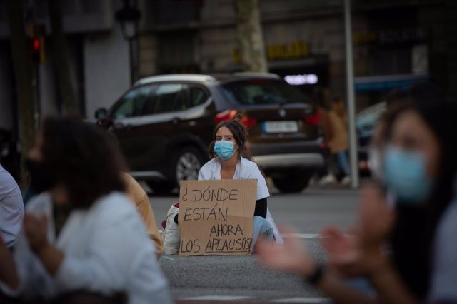 Una profesional sanitaria sostiene un cartel en el que se lee Dnde estn ahora los aplausos? en una concentracin de Mdicos Internos Residentes (MIR) en Barcelona