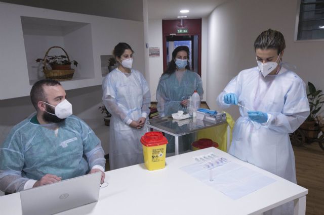 Una enfermera de Atencin Primaria prepara la segunda dosis de la vacuna Pfizer-BionTech contra el coronavirus