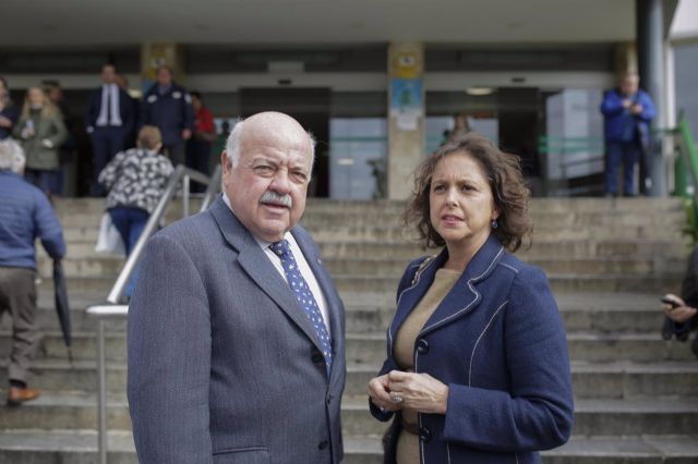 Catalina Garca, en una imagen de archivo junto al consejero de Salud y Famiias, Jess Aguirre. - Mara Jos Lpez - Europa Press