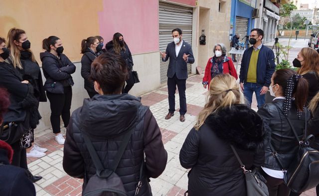El portavoz del PSOE en el Ayuntamiento de Mlaga, Daniel Prez, con trabajadoras del sector de la belleza y la esttica