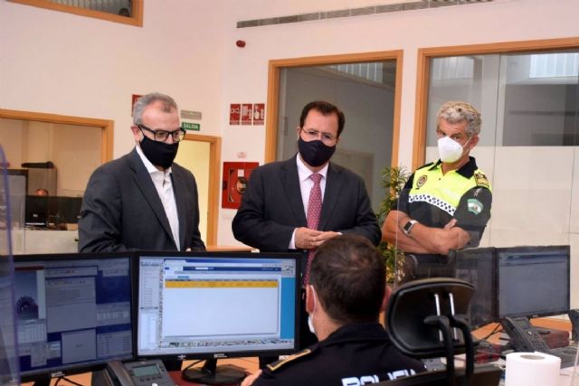 Cabrera visita las instalaciones del servicio de atencin de llamadas de la Polica Local