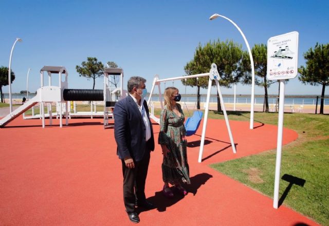 La presidenta del Puerto de Huelva, Pilar Miranda, visita el parque infantil en el Paseo de la Ra