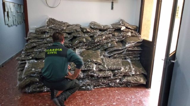 Bolsas con cogollos de marihuana intervenidas en una operacin de la Guardia Civil