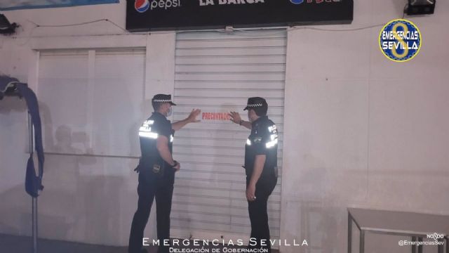 Uno de los establecimientos precintados por la Polica Local de Sevilla