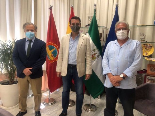 El alcalde de Crdoba, Jos Mara Bellido (centro), junto al presidente de la GMU, Salvador Fuentes (izda.), y el presidente en funciones del Colegio de Enfermera de Crdoba, Enrique Castillo