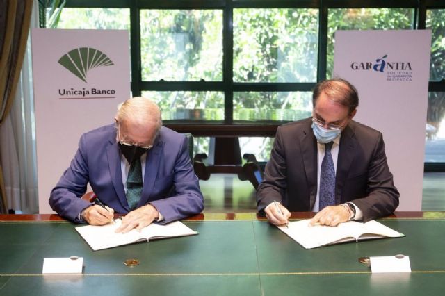 El presidente de Unicaja Banco, Manuel Azuaga, y el presidente de Garntia, Javier Gonzlez de Lara este lunes en la firma de su acuerdo