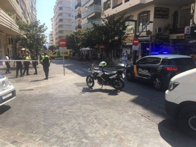 Imagen de la calle de Marbella donde un coche ha arrollado una terraza de un bar
