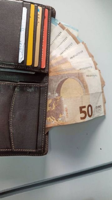 Dos jvenes entregan a la Polica Local de Almucar una cartera con casi 600 euros, documentacin y tarjetas