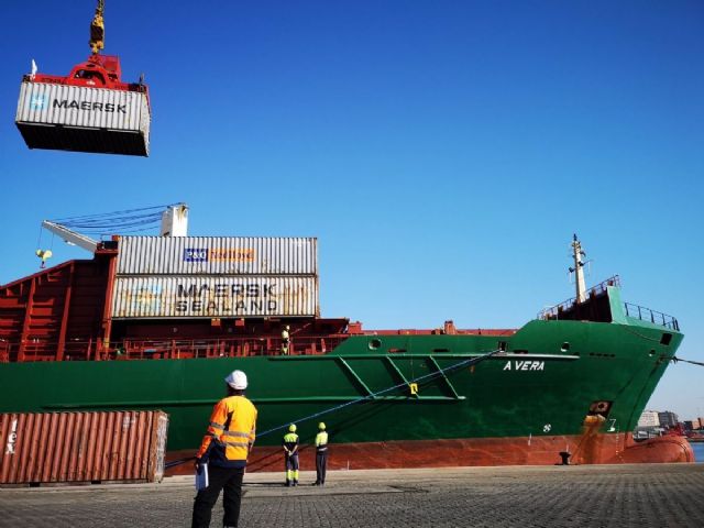 Carga de buques en el puerto de Almera