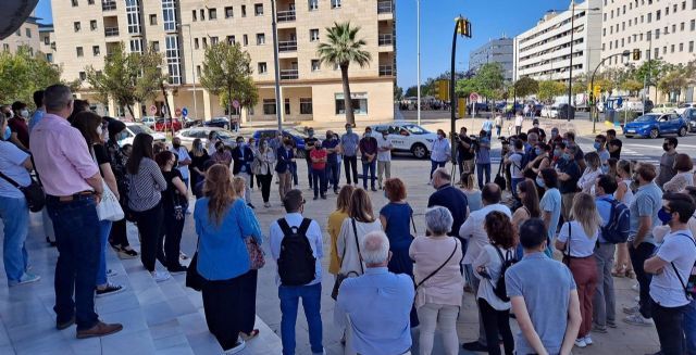 Minuto de silencio del Grupo Azahara de Comunicaciones y periodistas de los diferentes medios de Huelva por la muerte de la reportera grfica Alicia Rodrguez