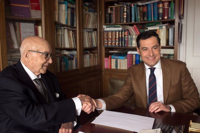 El presidente de la Junta de Andaluca, Juanma Moreno, y el exministro de UCD Manuel Clavero, en una imagen de archivo