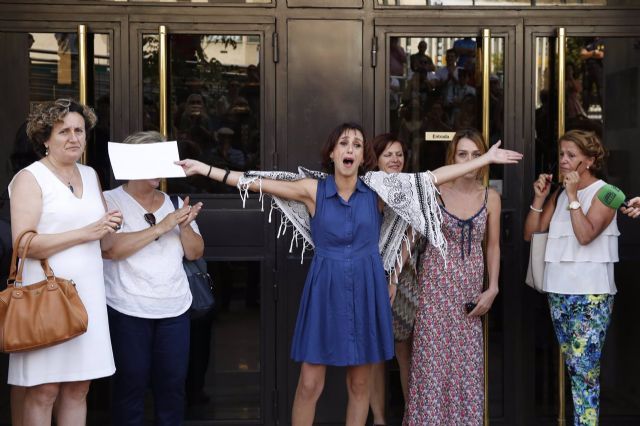 Juana Rivas a su salida de los juzgados de Granada en verano de 2017 tras entregar a sus hijos