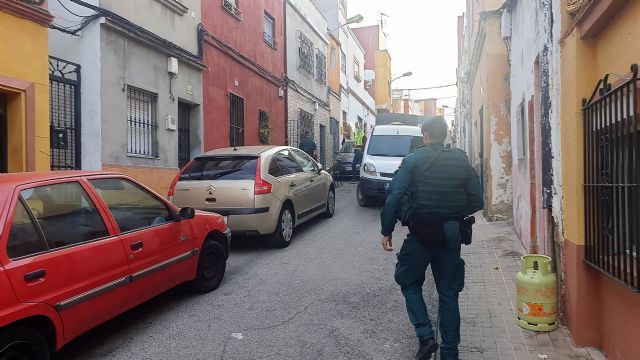 Un agente de la Guardia Civil en la zona de la Bajadilla en Algeciras durante la operacin