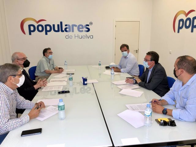 Reunin entre el Partido Popular de Huelva y la Asociacin de Comunidades de Regantes de la Provincia de Huelva (Corehu)