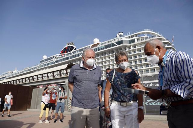 Turistas saliendo del buque crucero Mein Shiff 2, que ha llegado de la primera escala a el puerto de Mlaga