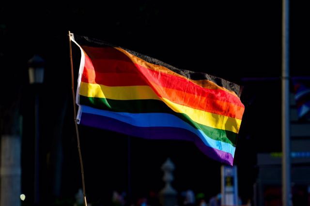 La bandera LGTBI durante una manifestacin centrada en el colectivo trans, a 28 de junio de 2021, en Madrid