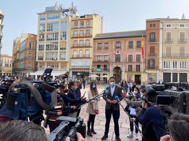 El presidente de la Federacin de Empresarios de Hostelera de Andaluca y de la Asociacin de Hosteleros de Mlaga, Javier Frutos, atiende a los medios de comunicacin en Mlaga