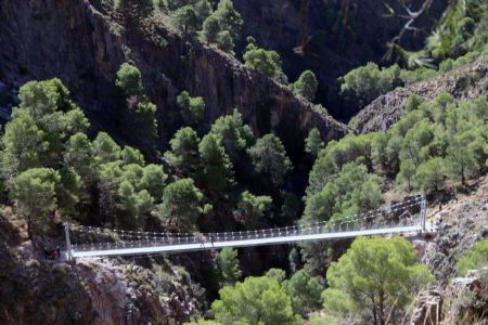 La Gran Senda de Mlaga (GR-249) cuenta con un nuevo atractivo en el El Saltillo: un puente de 50 metros de longitud ubicado en un desfiladero que une Sedella y Canillas de Aceituno - lex Zea - Europa Press