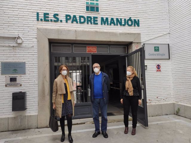 La delegada de Educacin y Deporte de la Junta en Granada, Ana Berrocal, visita el IES Padre Manjn