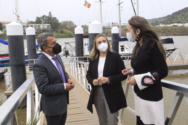 Visita de Marifrn Carazo al puerto de Sanlcar del Guadiana, junto a su alcalde y la delegada de la Junta en Huelva, Bella Verano