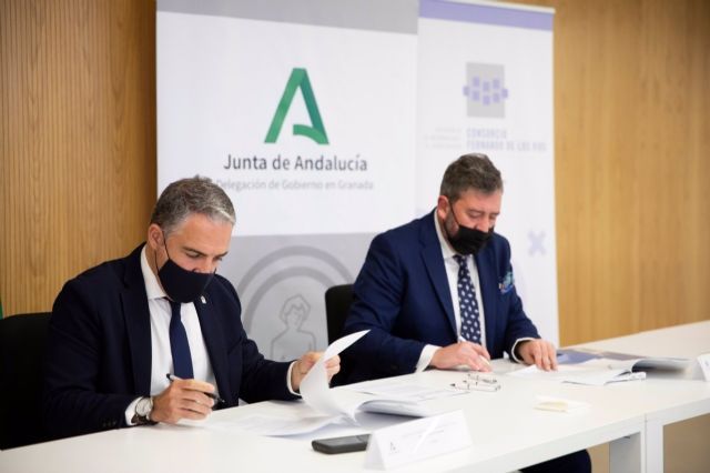 El consejero de la Presidencia, Administracin Pblica e Interior, Elas Bendodo, y el director general del Consorcio, Juan Luis Cruz, firman un convenio en Granada