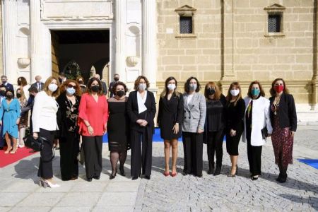 Diputadas autonmicas del PSOE-A, incluida la presidenta del Grupo Socialista, Susana Daz (quinta por la izquierda)