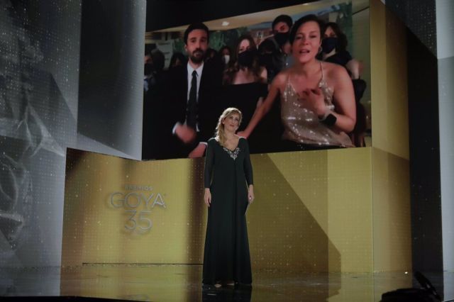 La enfermera Ana Ruiz entrega el galardn de Mejor Pelcula a Las Nias en los Goya 2021 en Madrid